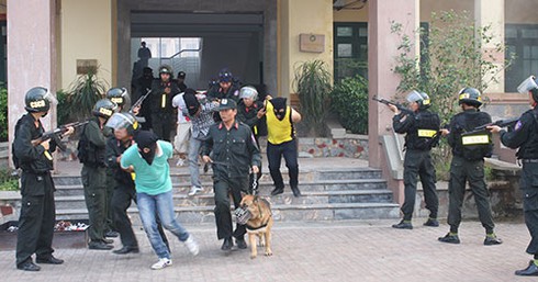 Xem CA Hưng Yên diễn tập đánh bắt khủng bố - ảnh 9