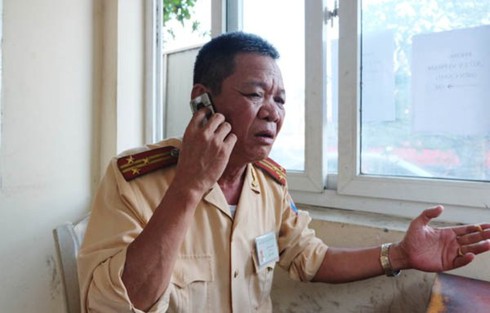 Thượng tá CSGT bật khóc, lưu luyến chia tay người dân Hà Nội - ảnh 3