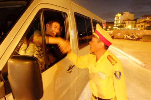 Thượng tá CSGT bật khóc, lưu luyến chia tay người dân Hà Nội - ảnh 11