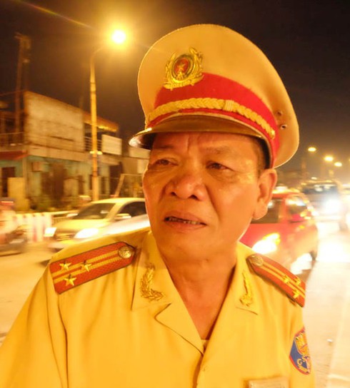 Thượng tá CSGT bật khóc, lưu luyến chia tay người dân Hà Nội - ảnh 12