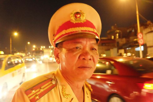 Thượng tá CSGT bật khóc, lưu luyến chia tay người dân Hà Nội - ảnh 13