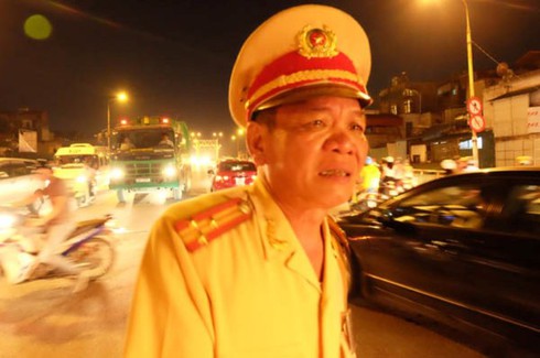 Thượng tá CSGT bật khóc, lưu luyến chia tay người dân Hà Nội - ảnh 14