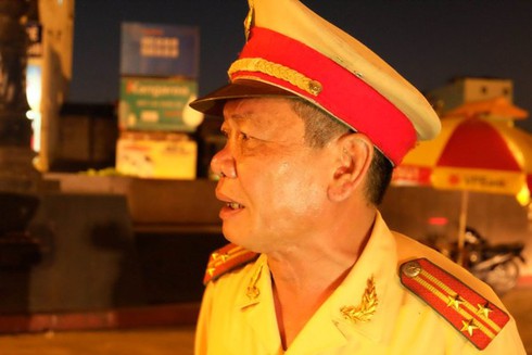 Thượng tá CSGT bật khóc, lưu luyến chia tay người dân Hà Nội - ảnh 15