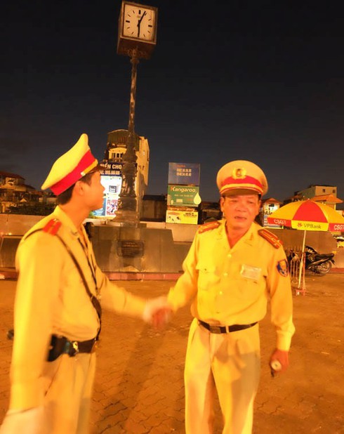 Thượng tá CSGT bật khóc, lưu luyến chia tay người dân Hà Nội - ảnh 16