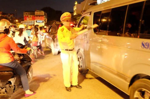 Thượng tá CSGT bật khóc, lưu luyến chia tay người dân Hà Nội - ảnh 6