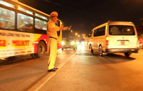 Thượng tá CSGT bật khóc, lưu luyến chia tay người dân Hà Nội - ảnh 7