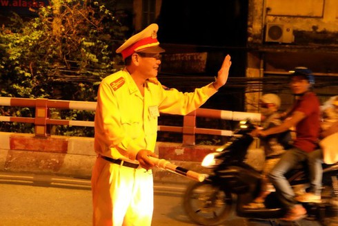 Thượng tá CSGT bật khóc, lưu luyến chia tay người dân Hà Nội - ảnh 8