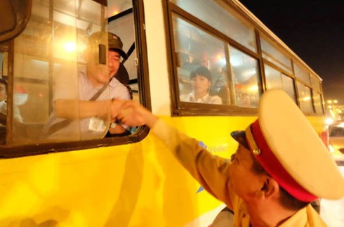 Thượng tá CSGT bật khóc, lưu luyến chia tay người dân Hà Nội - ảnh 9