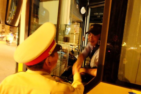 Thượng tá CSGT bật khóc, lưu luyến chia tay người dân Hà Nội - ảnh 10