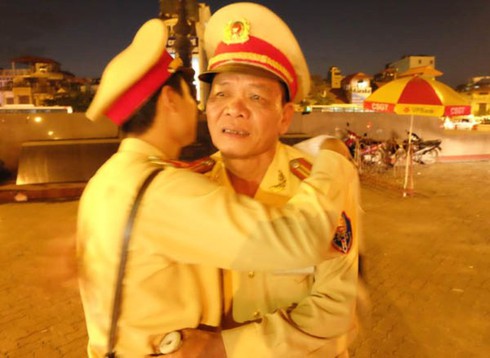 Thượng tá CSGT bật khóc, lưu luyến chia tay người dân Hà Nội - ảnh 17