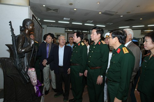 200 tác phẩm mỹ thuật đề tài Lực lượng vũ trang ra mắt công chúng - ảnh 2