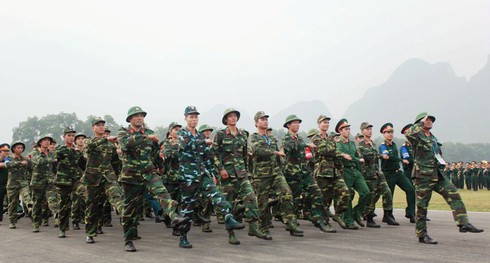 Đặc công ngụy trang biểu diễn khai mạc Giải bắn súng quân đội Asean - ảnh 11