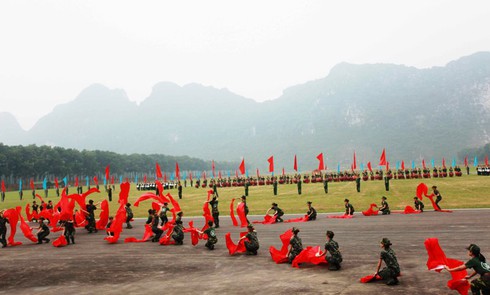 Đặc công ngụy trang biểu diễn khai mạc Giải bắn súng quân đội Asean - ảnh 5
