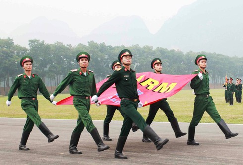 Đặc công ngụy trang biểu diễn khai mạc Giải bắn súng quân đội Asean - ảnh 13