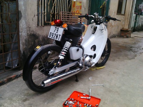 Honda Cub độ cực chất với phong cách Bobber - ảnh 4