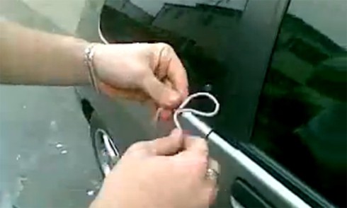 Cách mở cửa ôtô khi quên chìa khóa - ảnh 1