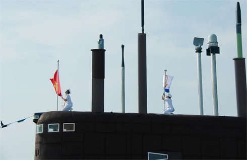 Hình ảnh 3 tàu ngầm Kilo trực chiến ngày Tết tại Cam Ranh - ảnh 1