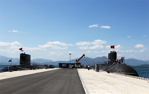 Hình ảnh 3 tàu ngầm Kilo trực chiến ngày Tết tại Cam Ranh - ảnh 10