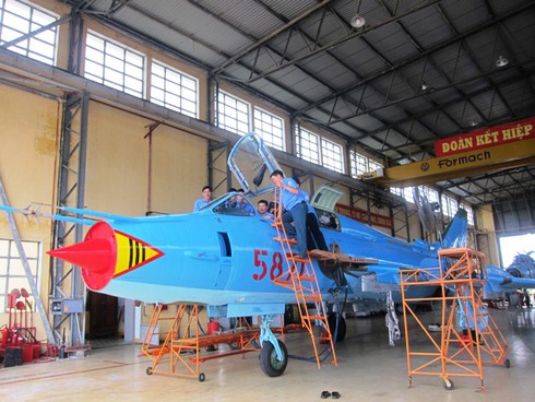 Thăm A32 - nhà máy sửa chữa, bảo dưỡng máy bay tiêm kích của VN - ảnh 1