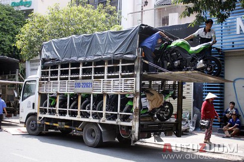 Lô xe máy Kawasaki chính hãng đầu tiên về Việt Nam - ảnh 2