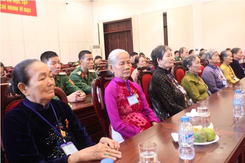Các Bà mẹ Việt Nam Anh hùng tỉnh Tiền Giang thăm Bộ Quốc phòng - ảnh 2