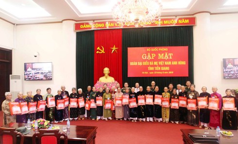 Các Bà mẹ Việt Nam Anh hùng tỉnh Tiền Giang thăm Bộ Quốc phòng - ảnh 3