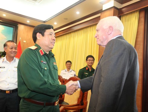 Thượng nghị sỹ Hoa Kỳ John McCain thăm Bộ Quốc phòng Việt Nam - ảnh 1