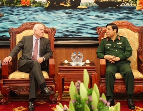 Thượng nghị sỹ Hoa Kỳ John McCain thăm Bộ Quốc phòng Việt Nam - ảnh 2