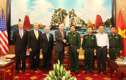 Thượng nghị sỹ Hoa Kỳ John McCain thăm Bộ Quốc phòng Việt Nam - ảnh 4