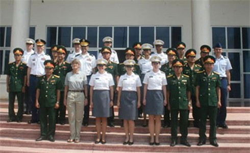 Đoàn Học viện Quân sự Hoa Kỳ thăm, giao lưu tại Trường Đại học Nguyễn Huệ - ảnh 1