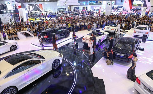Người Việt mua ô tô ồ ạt trong nửa đầu năm 2015 - ảnh 1