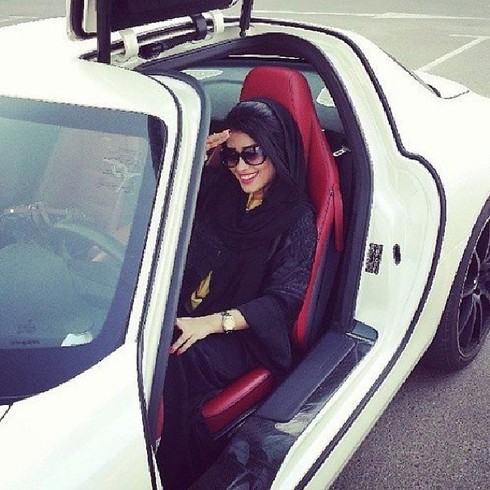 Khi hội các tiểu thư con nhà giàu Dubai chơi xe - ảnh 7