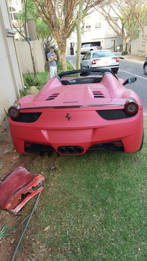 Điều gì xảy ra khi siêu xe Ferrari húc gốc cây - ảnh 3