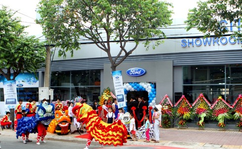 Ford khai trương showroom tại Vũng Tàu, tặng móc khóa vàng cho khách - ảnh 1