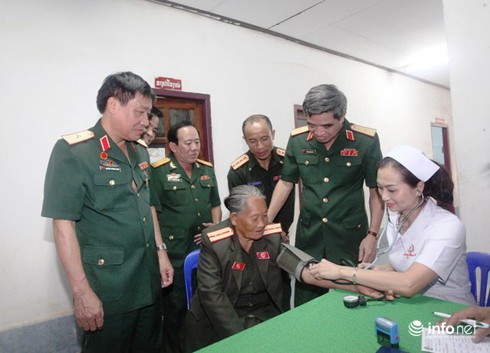 Hình ảnh tình nghĩa của quân đội Việt Nam trên đất Lào - ảnh 1