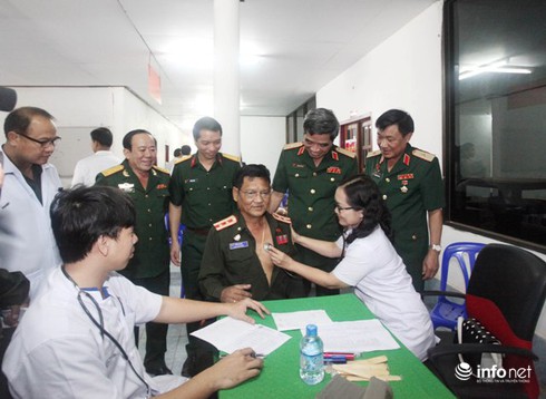 Hình ảnh tình nghĩa của quân đội Việt Nam trên đất Lào - ảnh 2