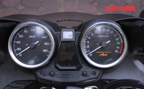 Cận cảnh xe PKL Honda CB400 của BCH Quân sự Hưng Yên - ảnh 2