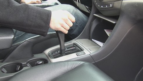 Sai lầm nguy hiểm khi lái xe số tự động - ảnh 1