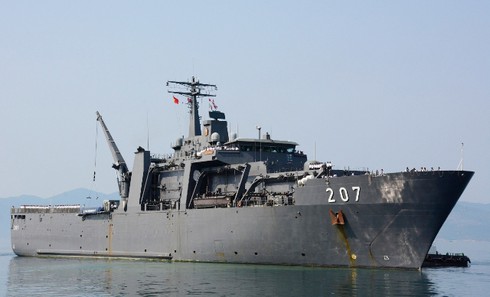 Tàu đổ bộ RSS Endurance Hải quân Singapore cập cảng Cam Ranh - ảnh 2