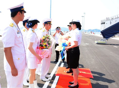 Tàu đổ bộ RSS Endurance Hải quân Singapore cập cảng Cam Ranh - ảnh 3