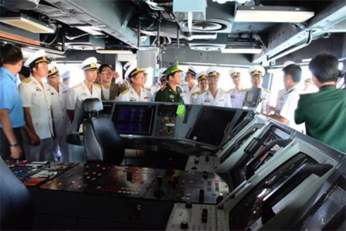 Tàu đổ bộ RSS Endurance Hải quân Singapore cập cảng Cam Ranh - ảnh 5