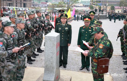 Cận cảnh quân phục, vũ khí bộ đội biên phòng Việt Nam, Trung Quốc tại biên giới - ảnh 3