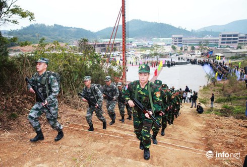 Cận cảnh quân phục, vũ khí bộ đội biên phòng Việt Nam, Trung Quốc tại biên giới - ảnh 5