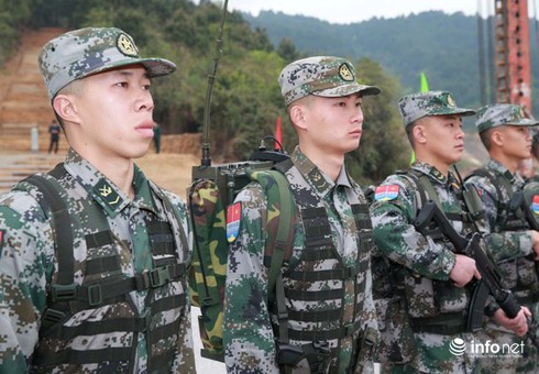 Cận cảnh quân phục, vũ khí bộ đội biên phòng Việt Nam, Trung Quốc tại biên giới - ảnh 1