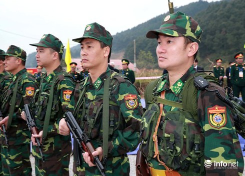 Cận cảnh quân phục, vũ khí bộ đội biên phòng Việt Nam, Trung Quốc tại biên giới - ảnh 2