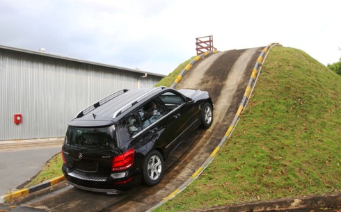 Mẹo cho người mới học lái xe luyện kỹ năng đề pa trên dốc - ảnh 1