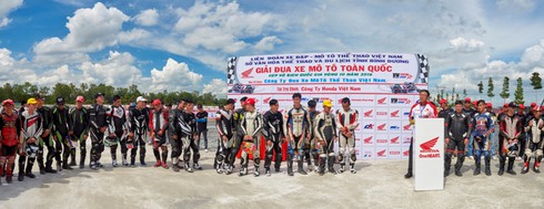Chùm ảnh các tay đua Giải Honda Việt Nam 2016 thi đấu tưng bừng tại Bình Dương - ảnh 17