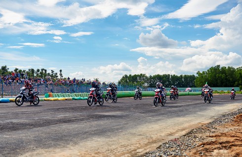 Chùm ảnh các tay đua Giải Honda Việt Nam 2016 thi đấu tưng bừng tại Bình Dương - ảnh 9