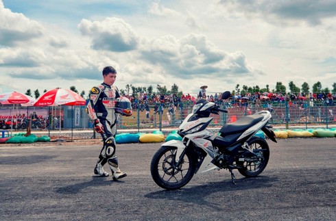 Chùm ảnh các tay đua Giải Honda Việt Nam 2016 thi đấu tưng bừng tại Bình Dương - ảnh 14