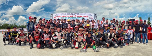 Chùm ảnh các tay đua Giải Honda Việt Nam 2016 thi đấu tưng bừng tại Bình Dương - ảnh 2